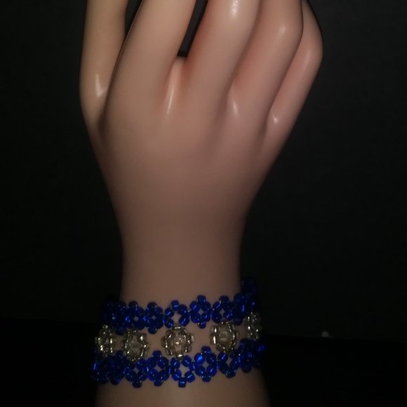 Handmade bracelet with beads in blue and white tones. - Picture 2 of 11
